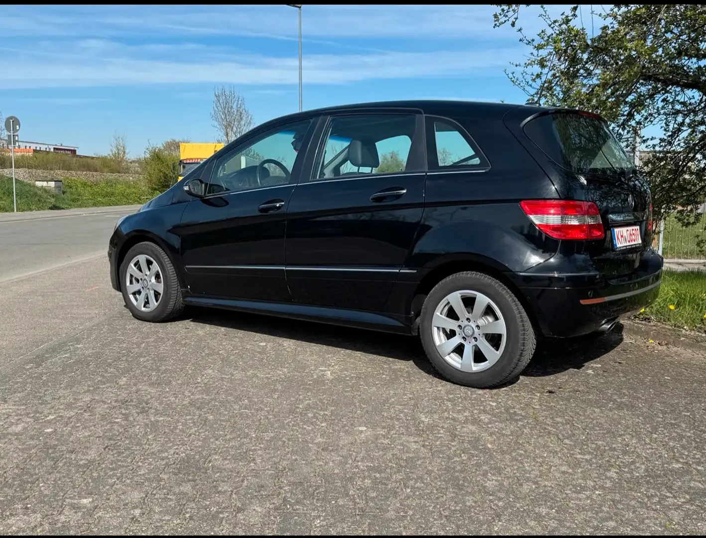 Mercedes-Benz B 150 Mercedes-Benz B-Klasse (B150) Die B-Klasse ist ein - 2