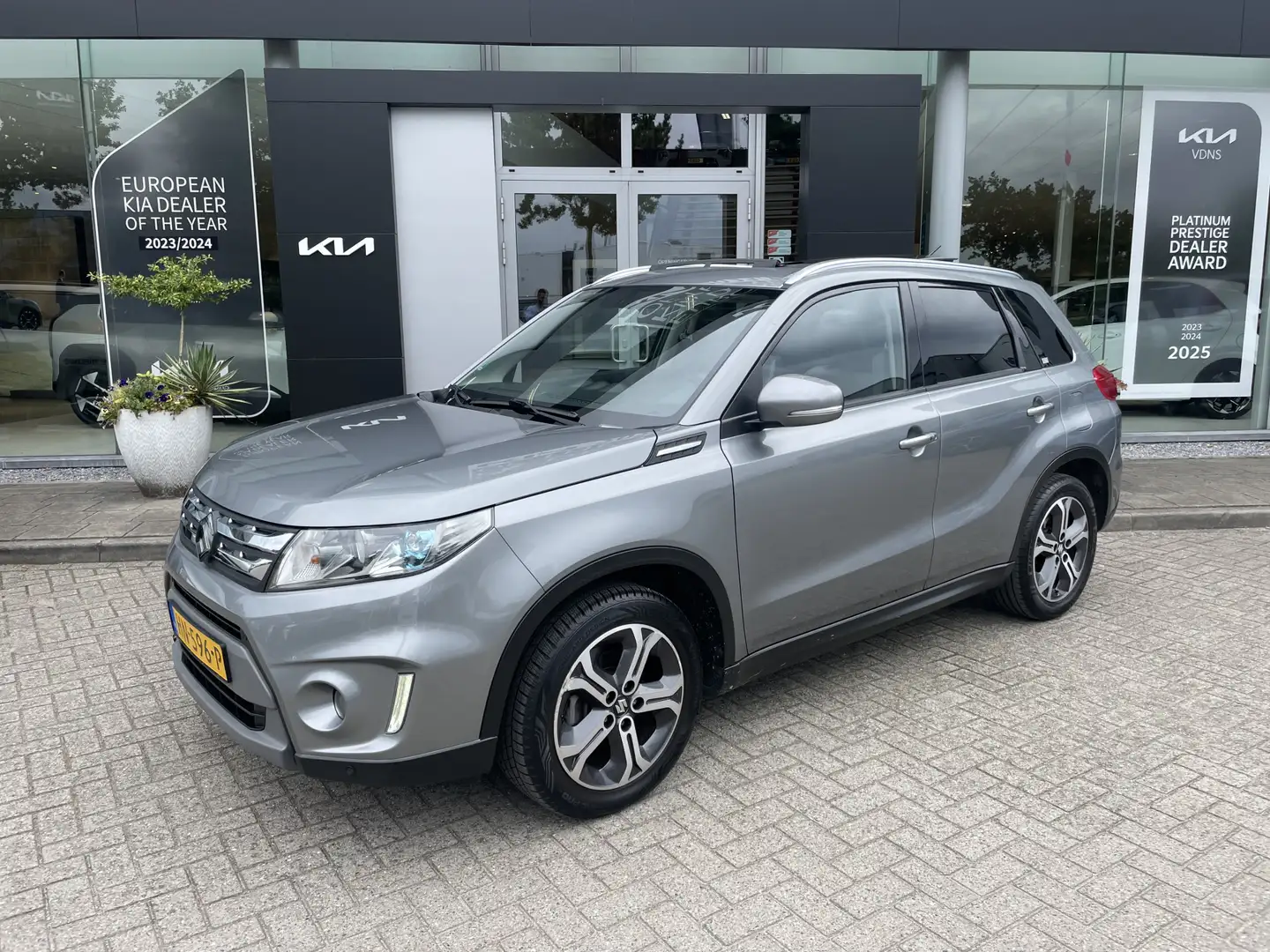 Suzuki Vitara 1.6 High Executive info Roel 0492-588951 Grau - 1