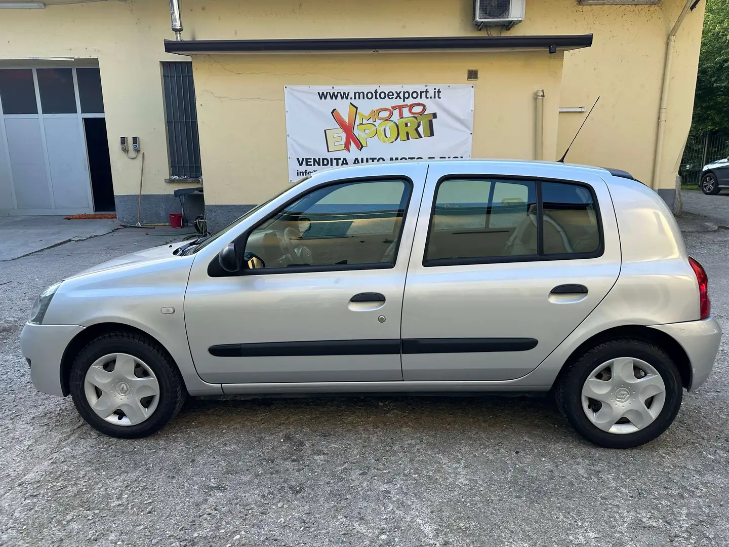 Renault Clio Clio Storia 5p 1.2 Confort Gpl Plateado - 2