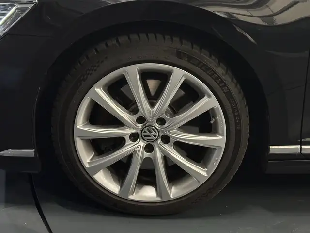 Volkswagen Passat view 9