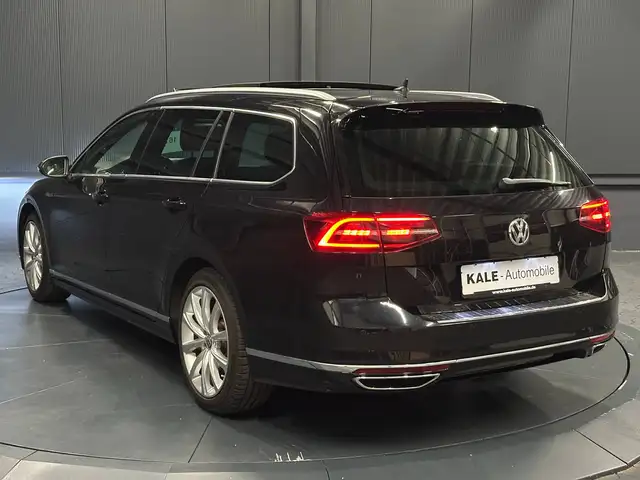 Volkswagen Passat view 3