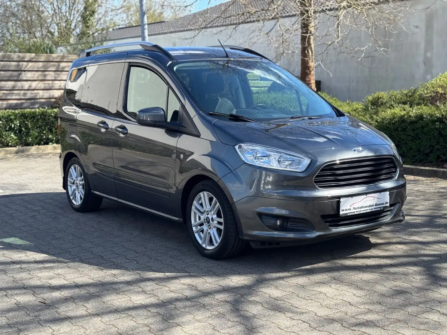 Ford Tourneo Courier Titanium Klima SHZ PDC Grau - 2