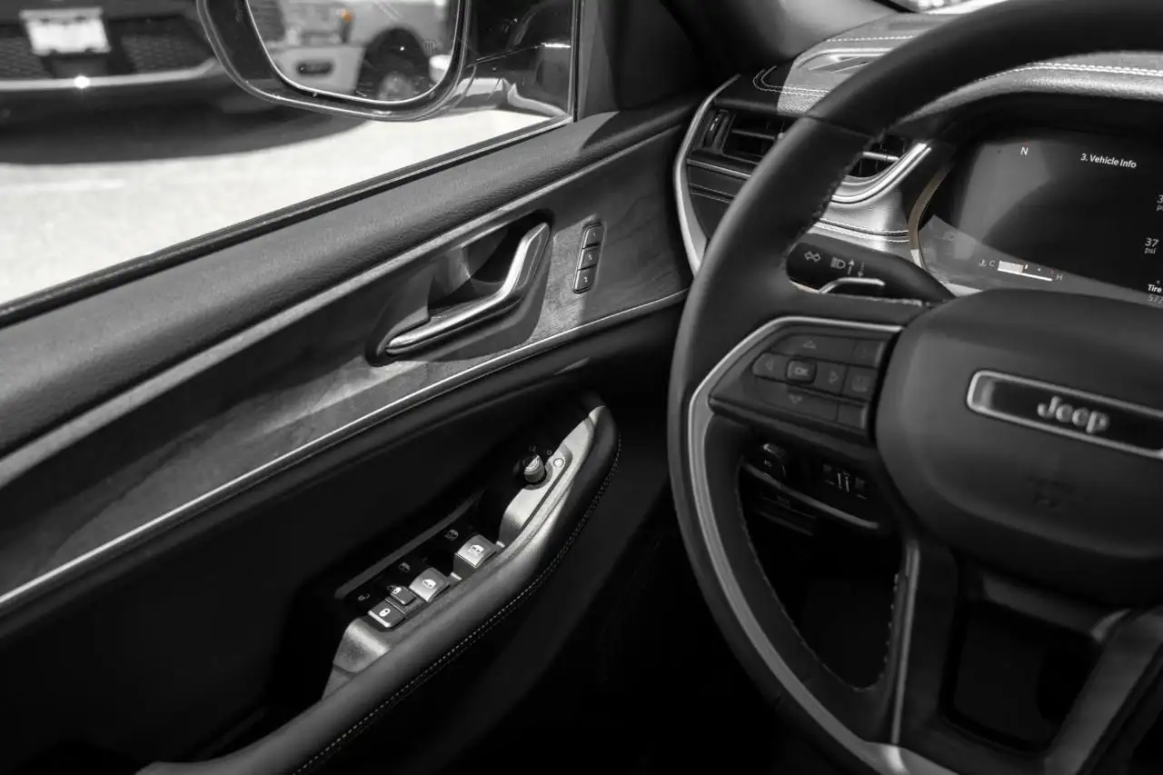 Jeep Grand Cherokee photo Jeep Grand Cherokee