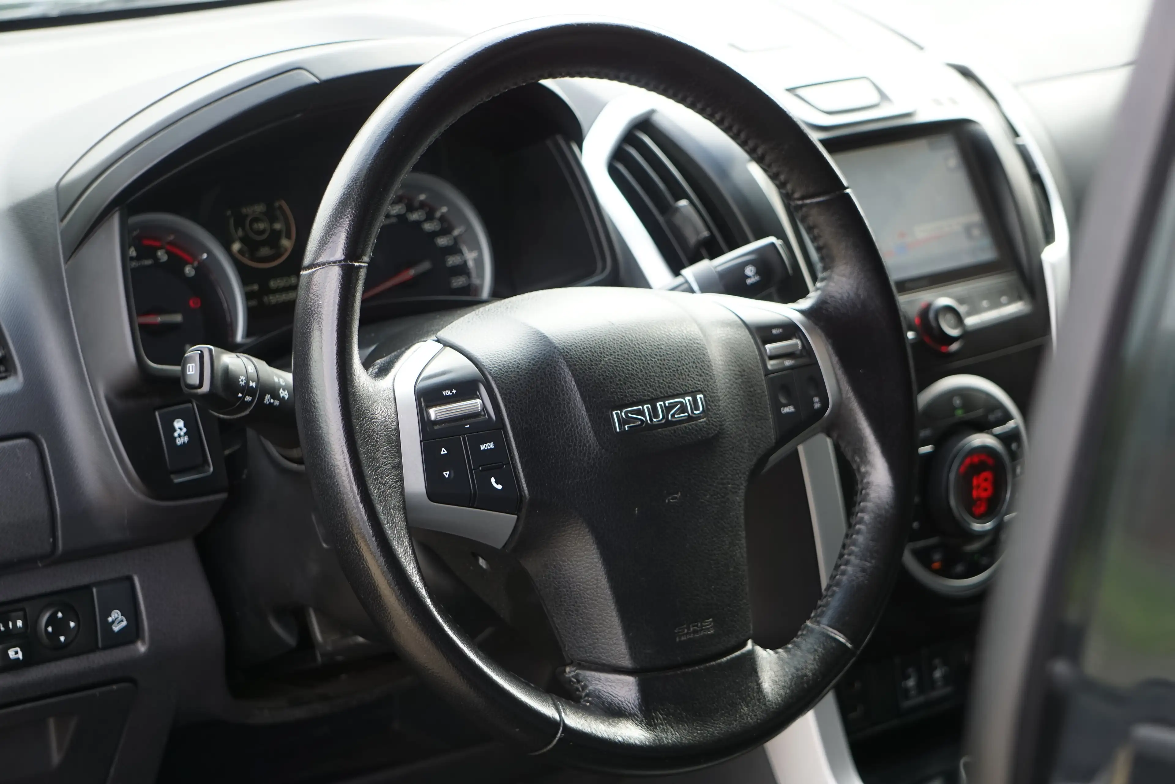 Isuzu D-Max 1.9 Turbo D 4WD UTLITAIRE NAVI CAMERA RADAR AV AR — photo 8