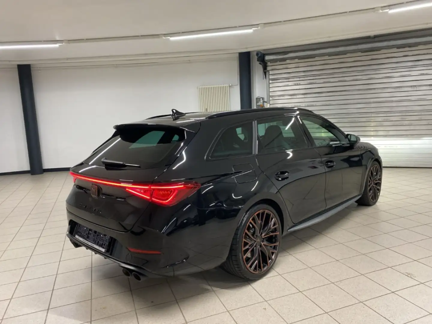 CUPRA Leon Sportstourer VZ 4Drive 2,0 TSI AD AHK-klappbar El. Schwarz - 2
