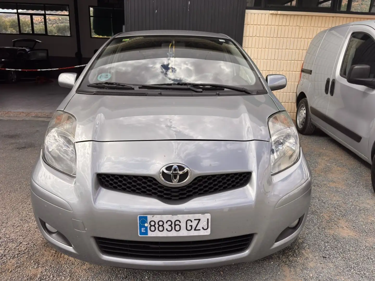 Toyota Yaris 1.3 VVT-i TS Gris - 1
