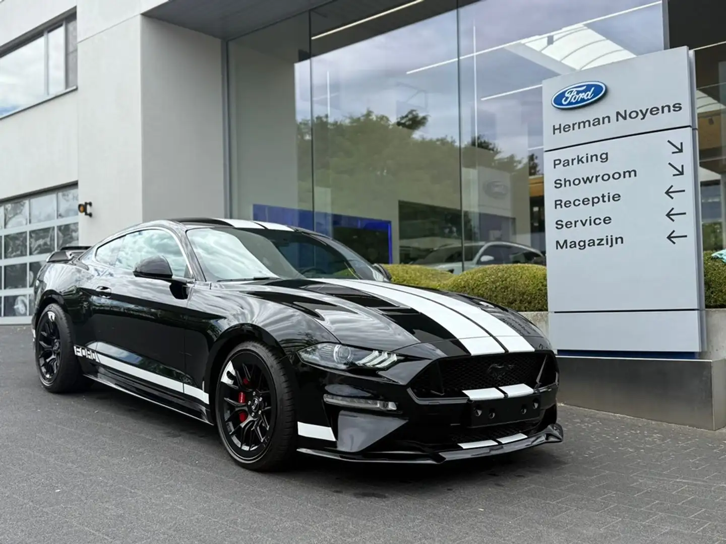 Ford Mustang Zwart - 2