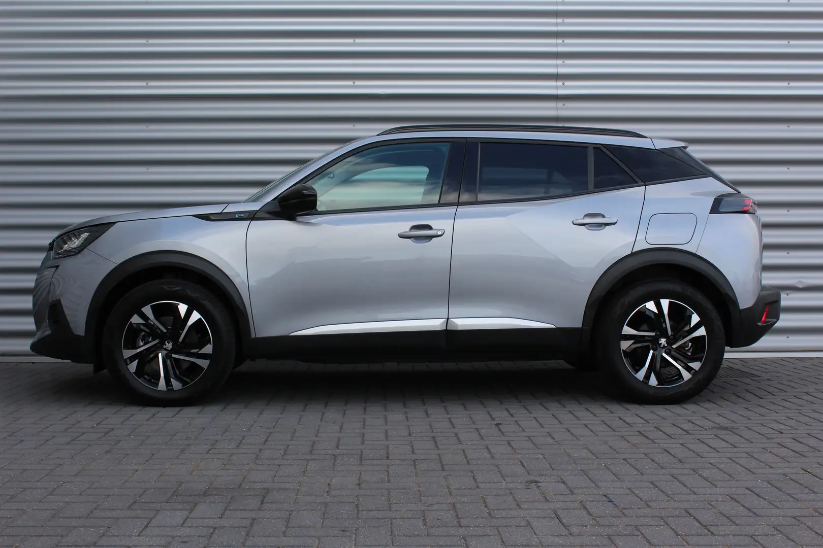 Peugeot e-2008 EV 136PK ALLURE PACK AUTOMAAT / NAVI / LEDER / CLI Grijs - 2