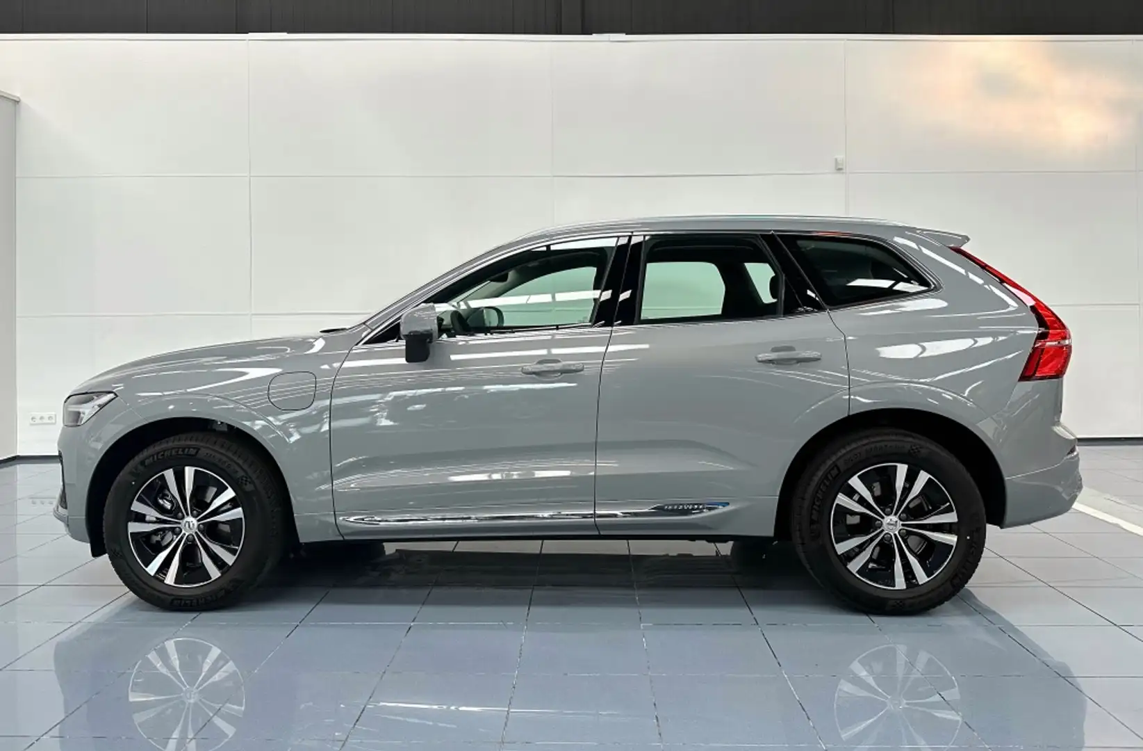 Volvo XC60 T6 Recharge Core Gris - 2