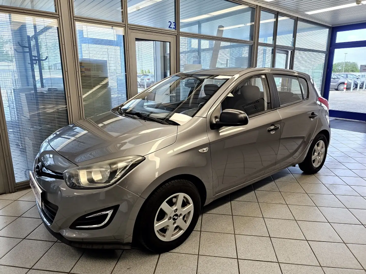Hyundai i20 Tüv 09-2026 Grau - 2