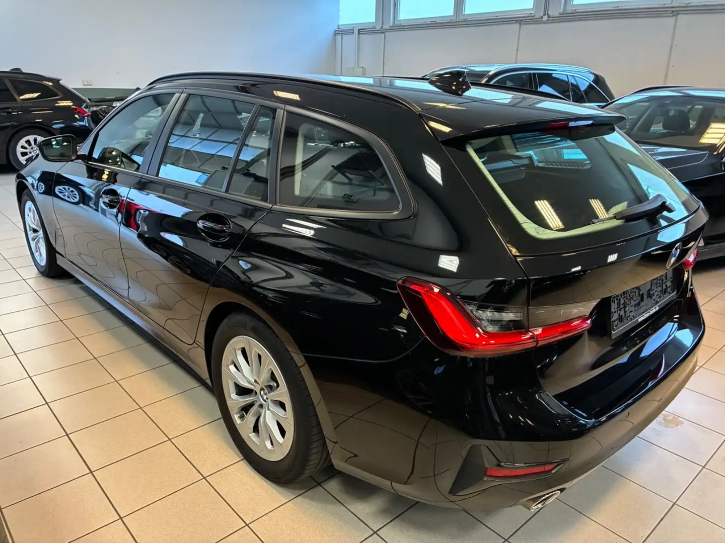 BMW 318 i Touring  AHK`s LASERLICHT Comfortpak. SHZ Noir - 2