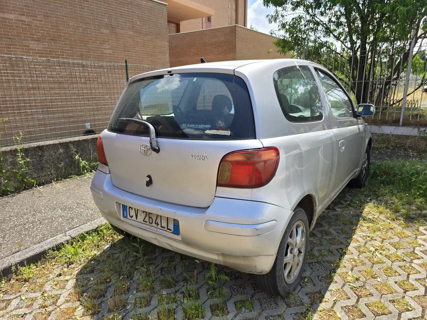 Toyota Yaris Gris - 1