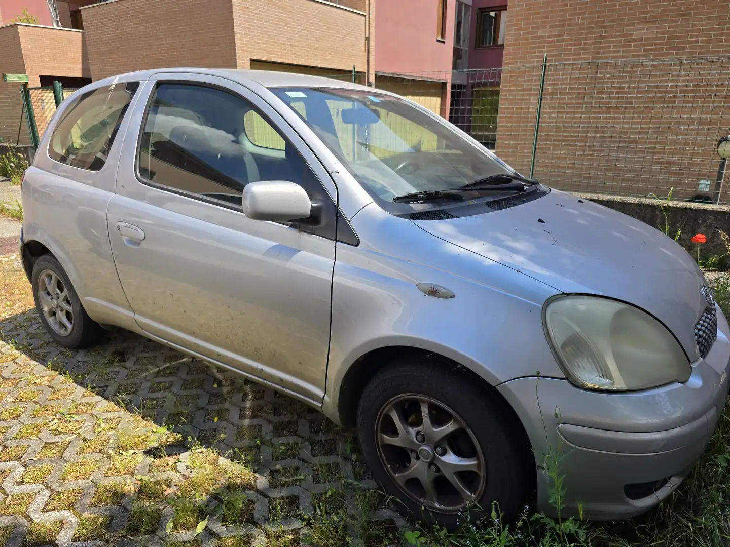 Toyota Yaris Gris - 2