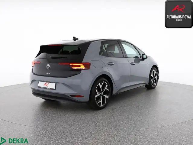 Volkswagen ID.3 view 5