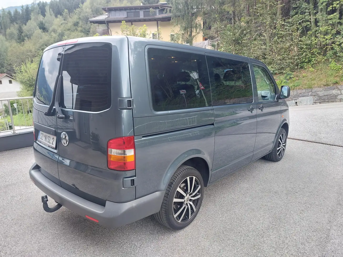 Volkswagen T5 Caravelle Caravelle Trend. 2,5 TDI 4motion D-PF Trendline Grau - 2