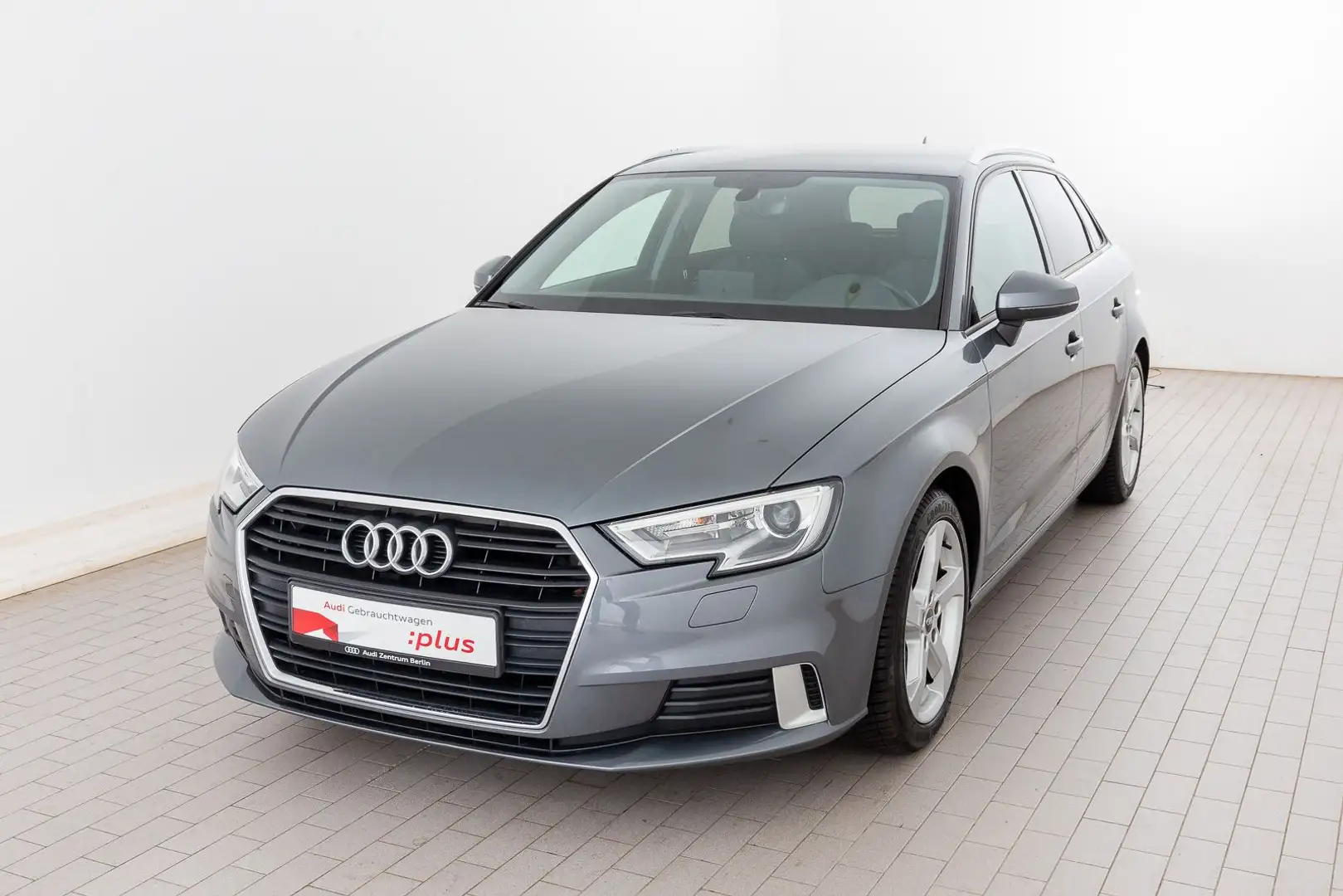 Audi A3 Sport 1.5 TFSI S tr. XENON NAVI AHK Grijs - 2