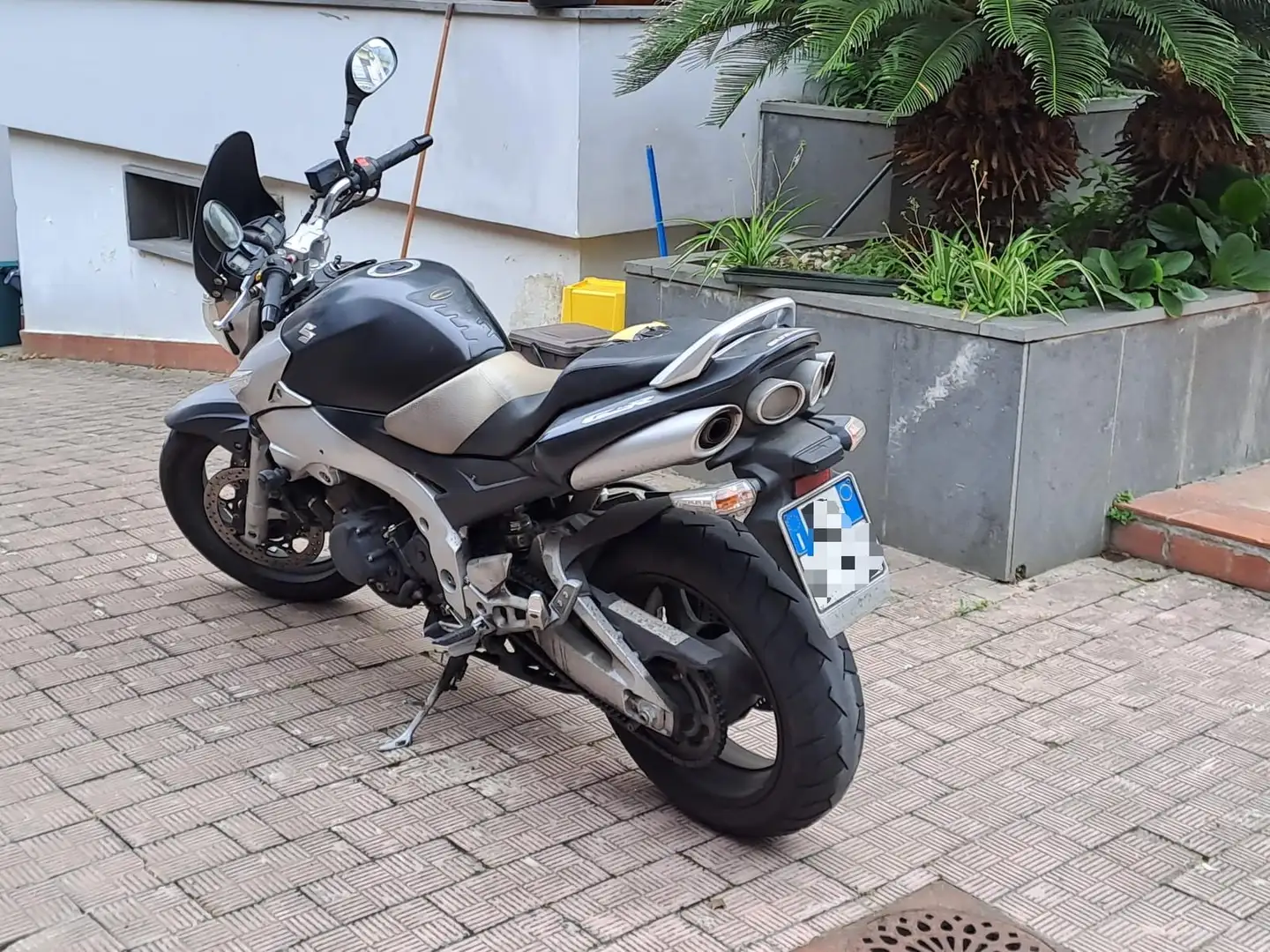 Suzuki GSR 600 - 1