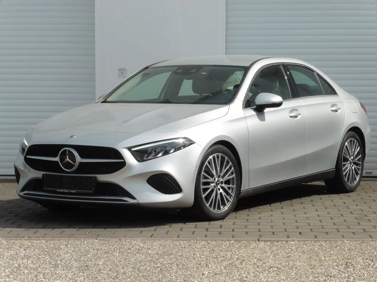 Mercedes-Benz A 180 d Lim DCT LED Navi Distronic Kamera 18" Argento - 1