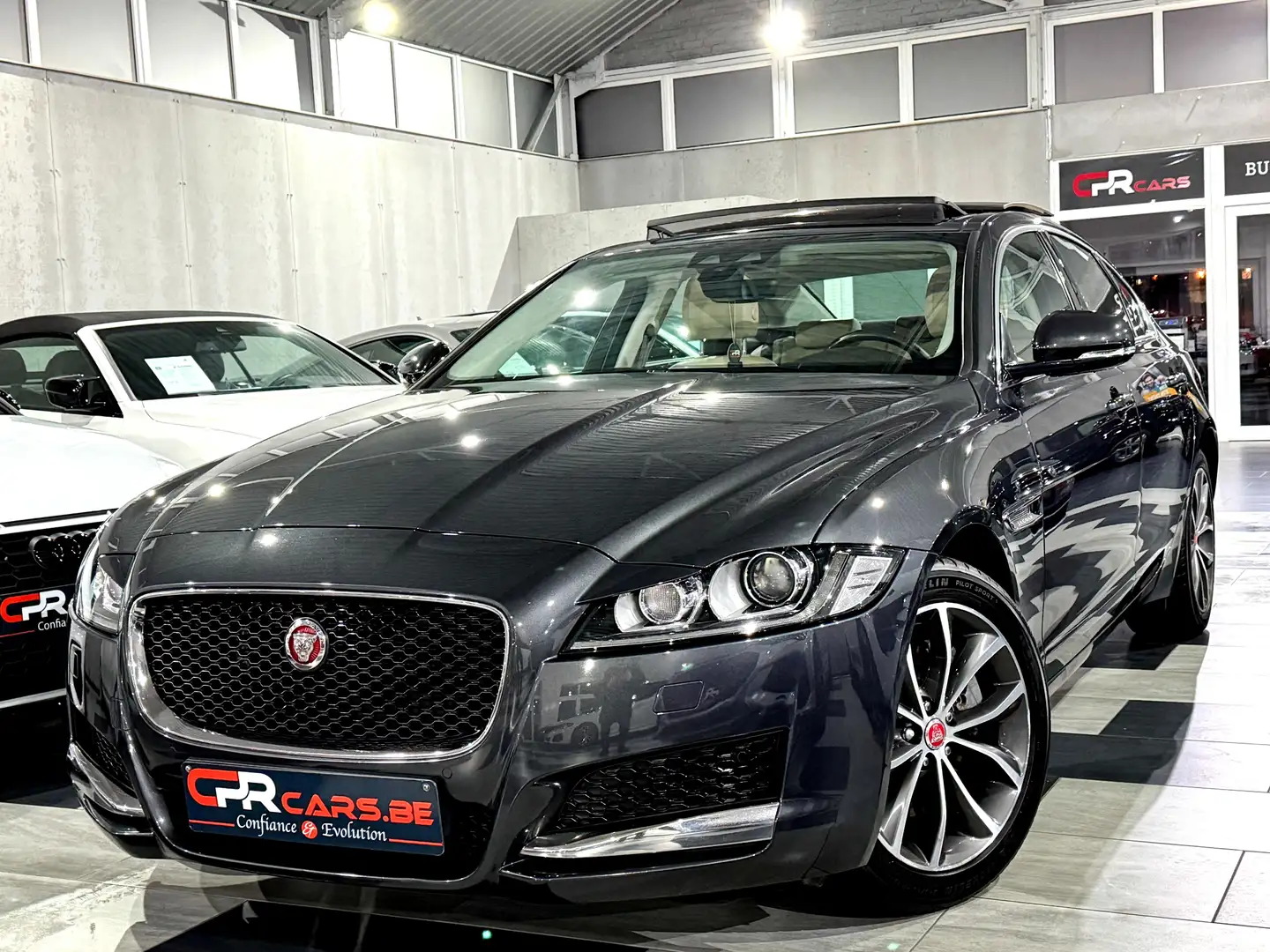 Jaguar XF 2.0 T R-Sport 1e Main Etat Neuf Full Options Gris - 1