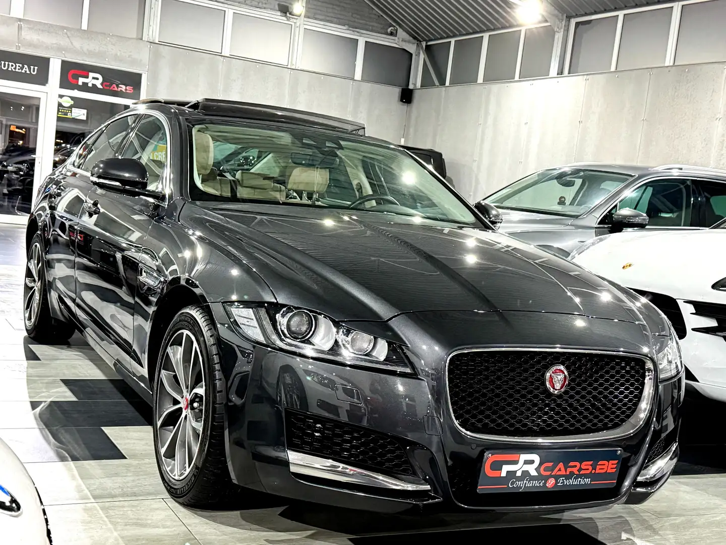 Jaguar XF 2.0 T R-Sport 1e Main Etat Neuf Full Options Gris - 2