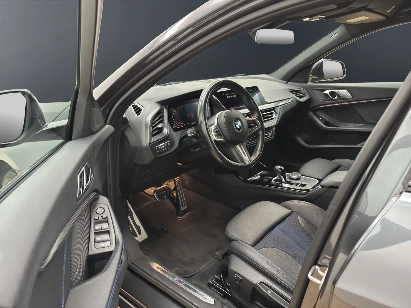 BMW 118 d 5-Türer [M Sport, LC Prof., PDC, SHZ, HiFi] Grau - 2