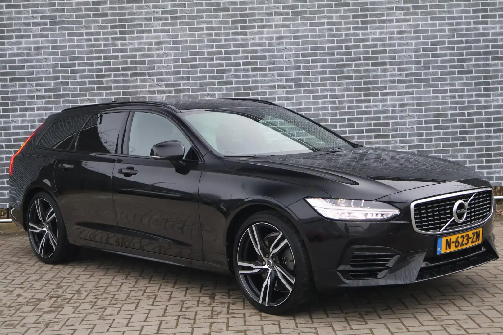 Volvo V90 2.0 T8 Twin Engine AWD R-Design | Trekhaak | Lucht Zwart - 2