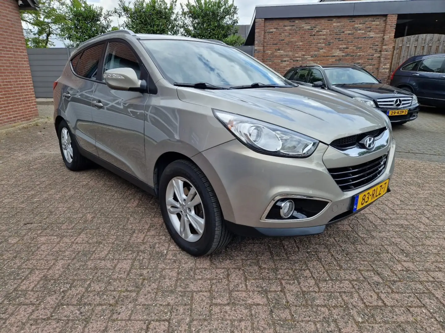 Hyundai iX35 2.0i Business Edition Navi NL-auto Clima Trekhaak Grijs - 2