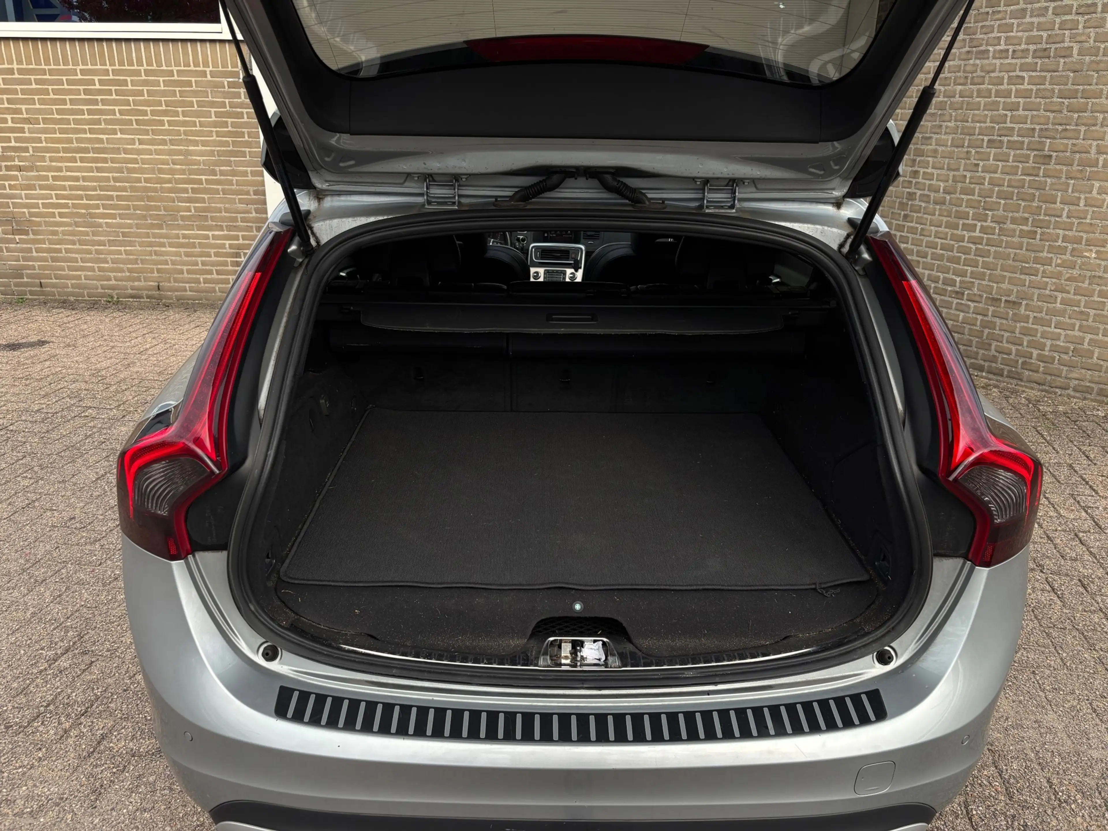 Volvo V60 2.4 D6 Twin Engine R-Design 286PK|Pano|H&K|Trekh. — photo 11