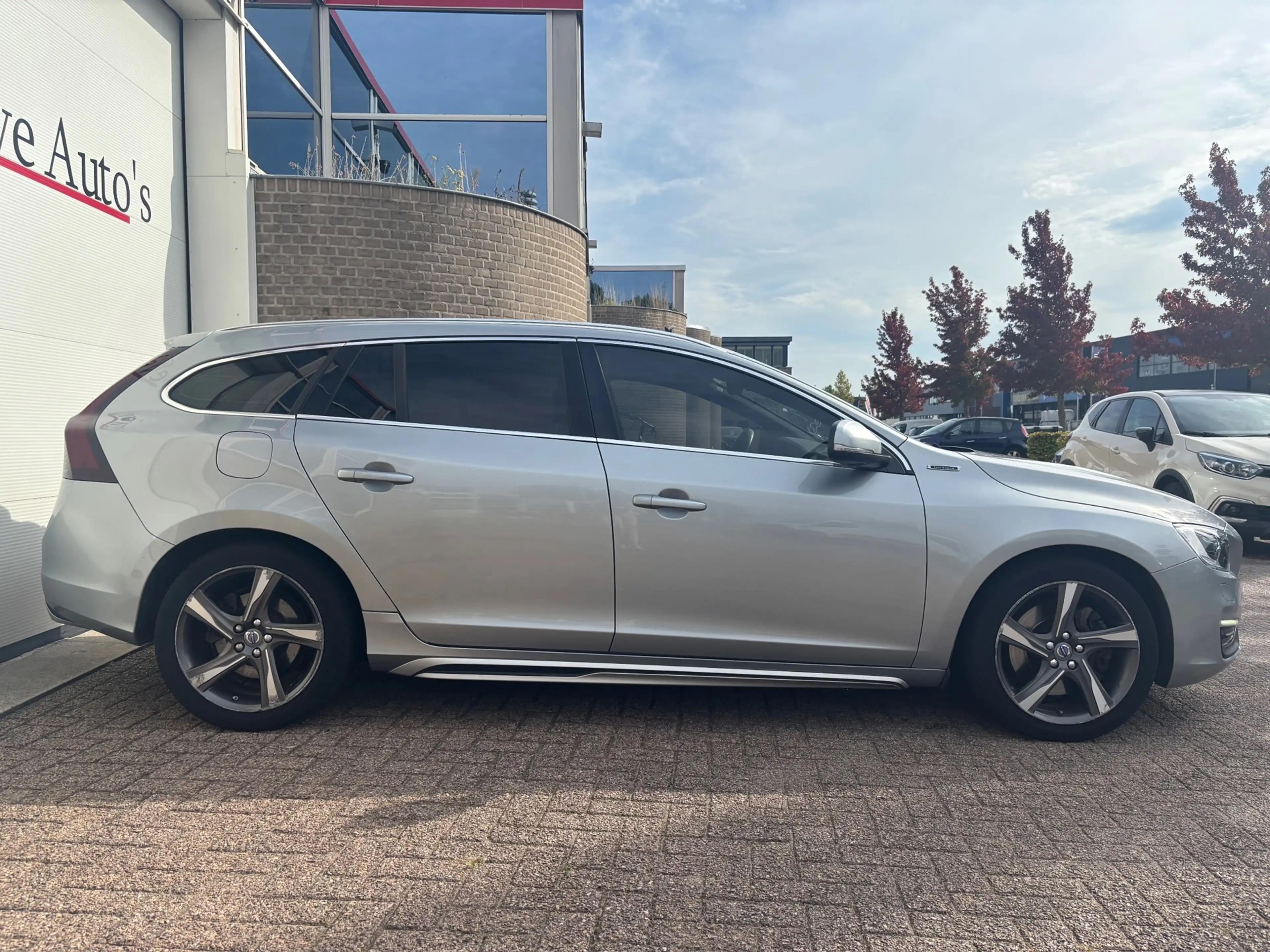 Volvo V60 2.4 D6 Twin Engine R-Design 286PK|Pano|H&K|Trekh. — photo 5