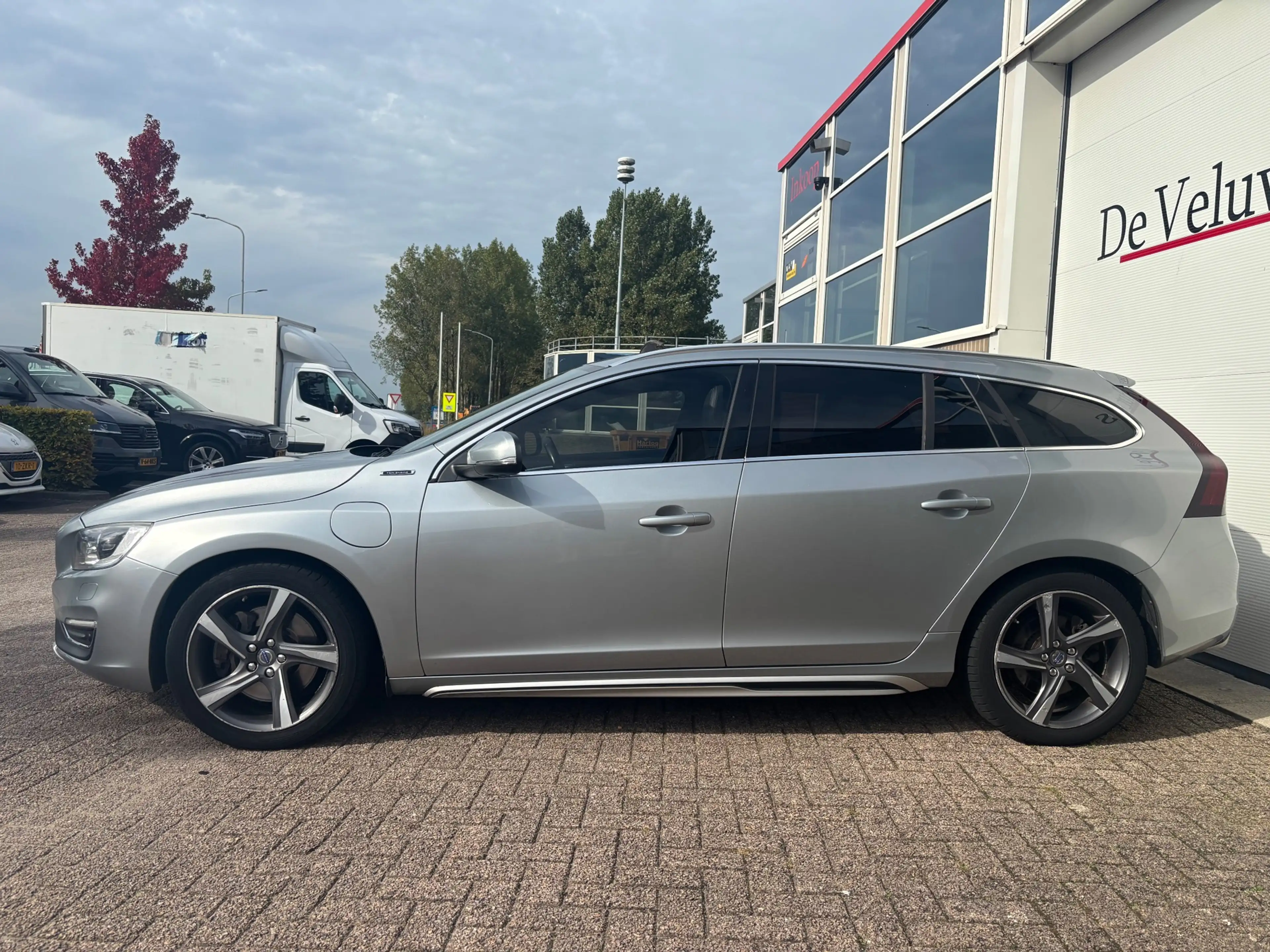 Volvo V60 2.4 D6 Twin Engine R-Design 286PK|Pano|H&K|Trekh. — photo 4