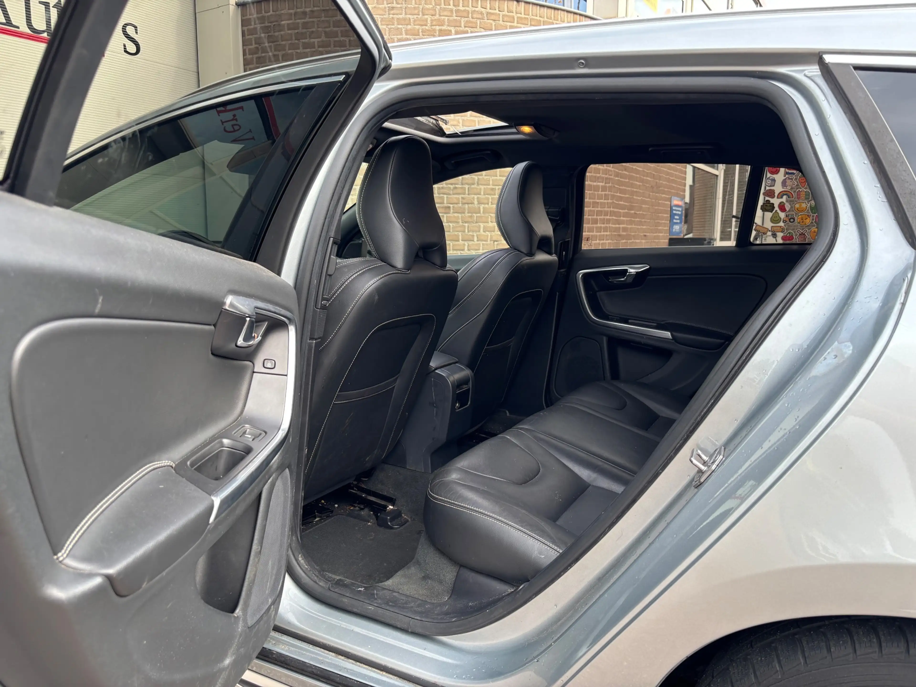 Volvo V60 2.4 D6 Twin Engine R-Design 286PK|Pano|H&K|Trekh. — photo 10