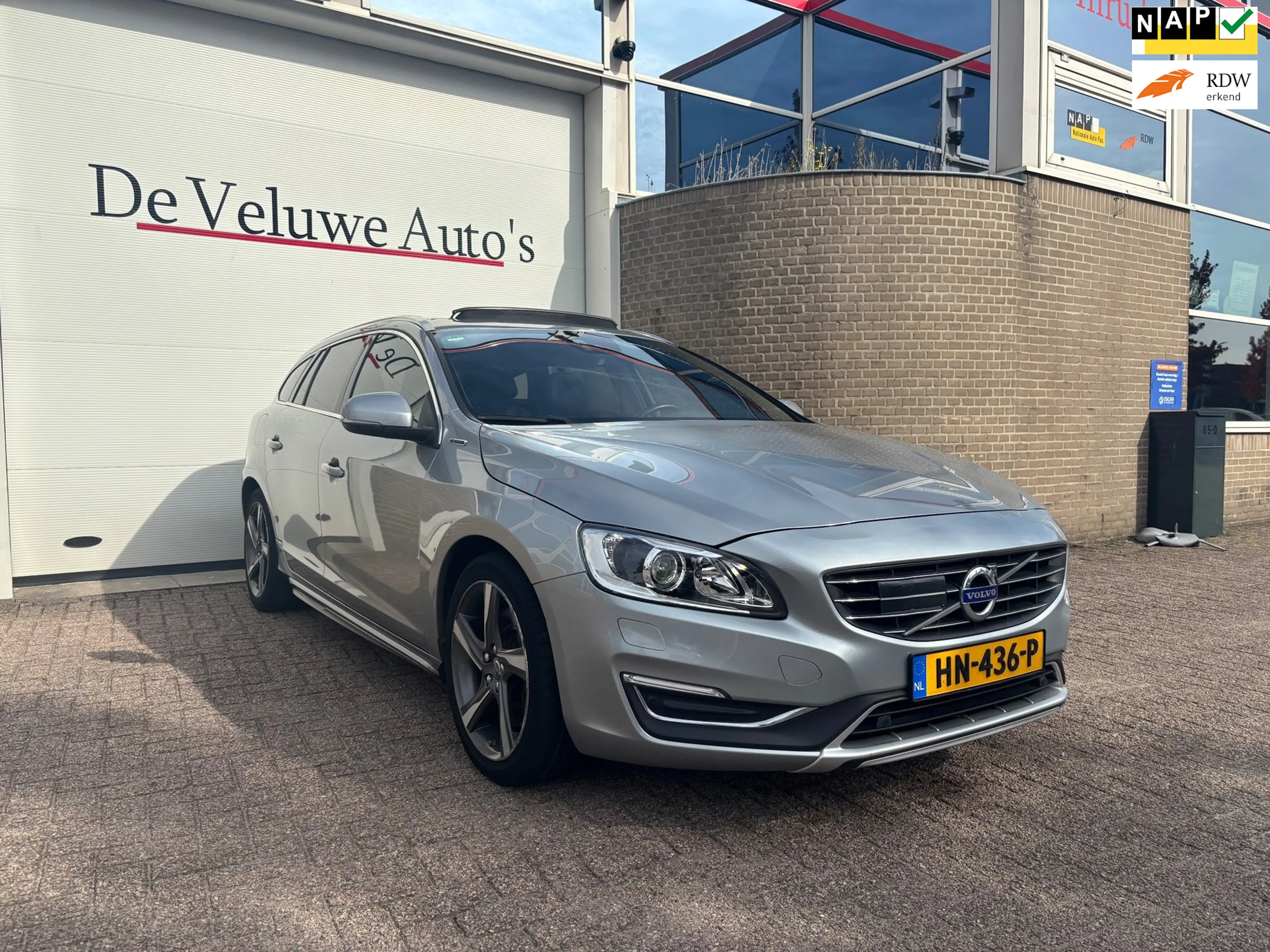 Volvo V60 2.4 D6 Twin Engine R-Design 286PK|Pano|H&K|Trekh.