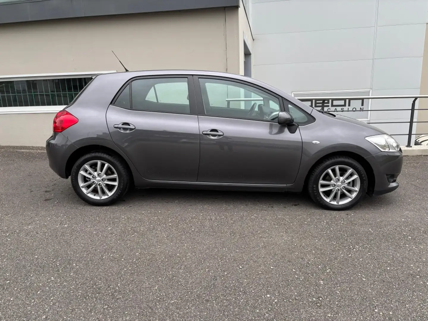 Toyota Auris 1.33 VVT-i Active Gris - 2