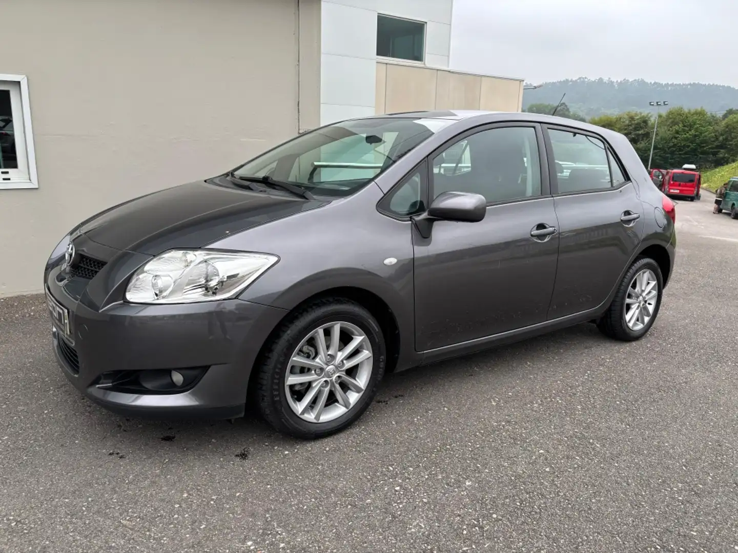 Toyota Auris 1.33 VVT-i Active Gris - 1
