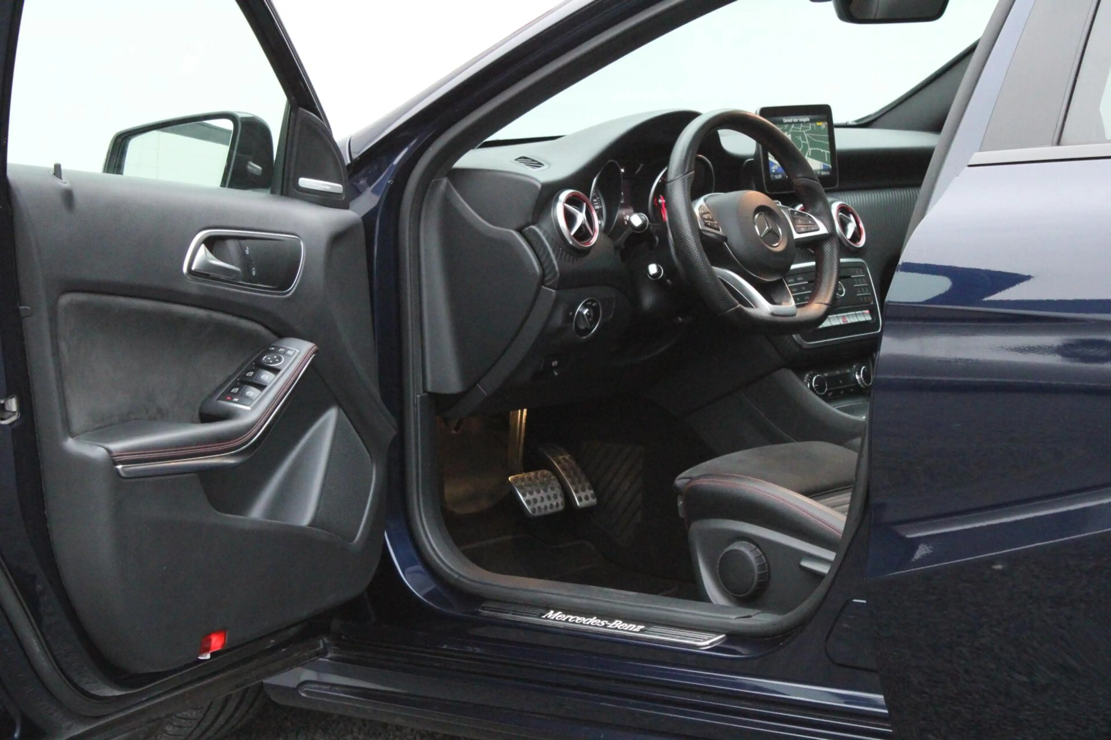 Mercedes-Benz A 180 AMG Night Edition Plus — photo 11