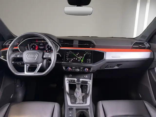 Audi Q3 view 14