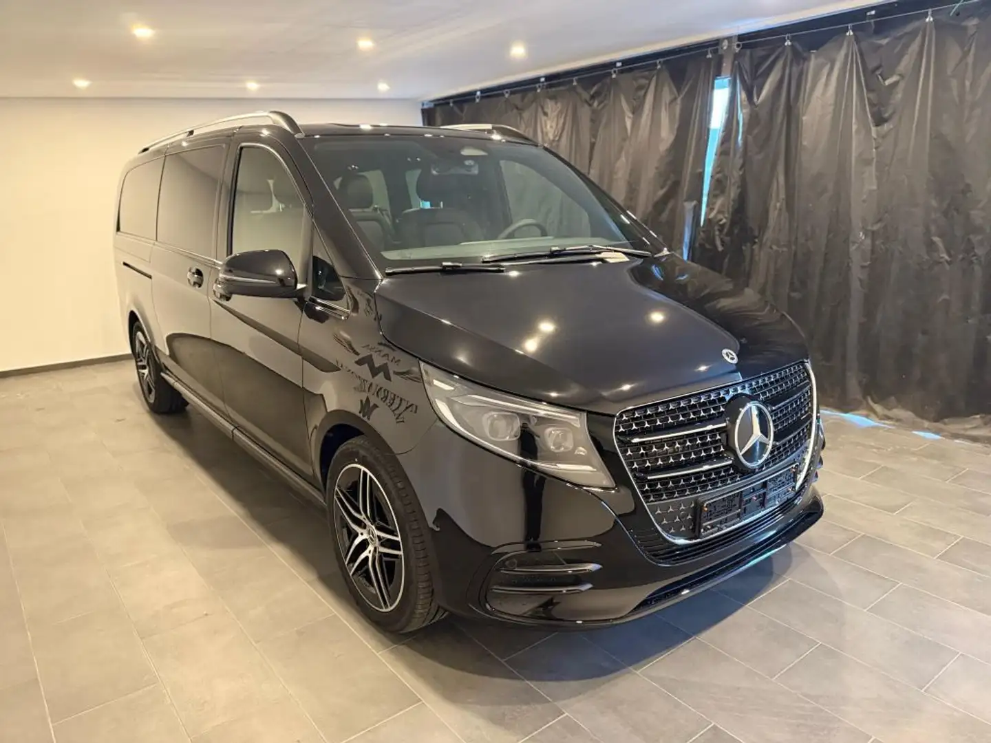 Mercedes-Benz V 300 d extralang 4Matic 9G-TRONIC AMG/AIRMATIC Schwarz - 2