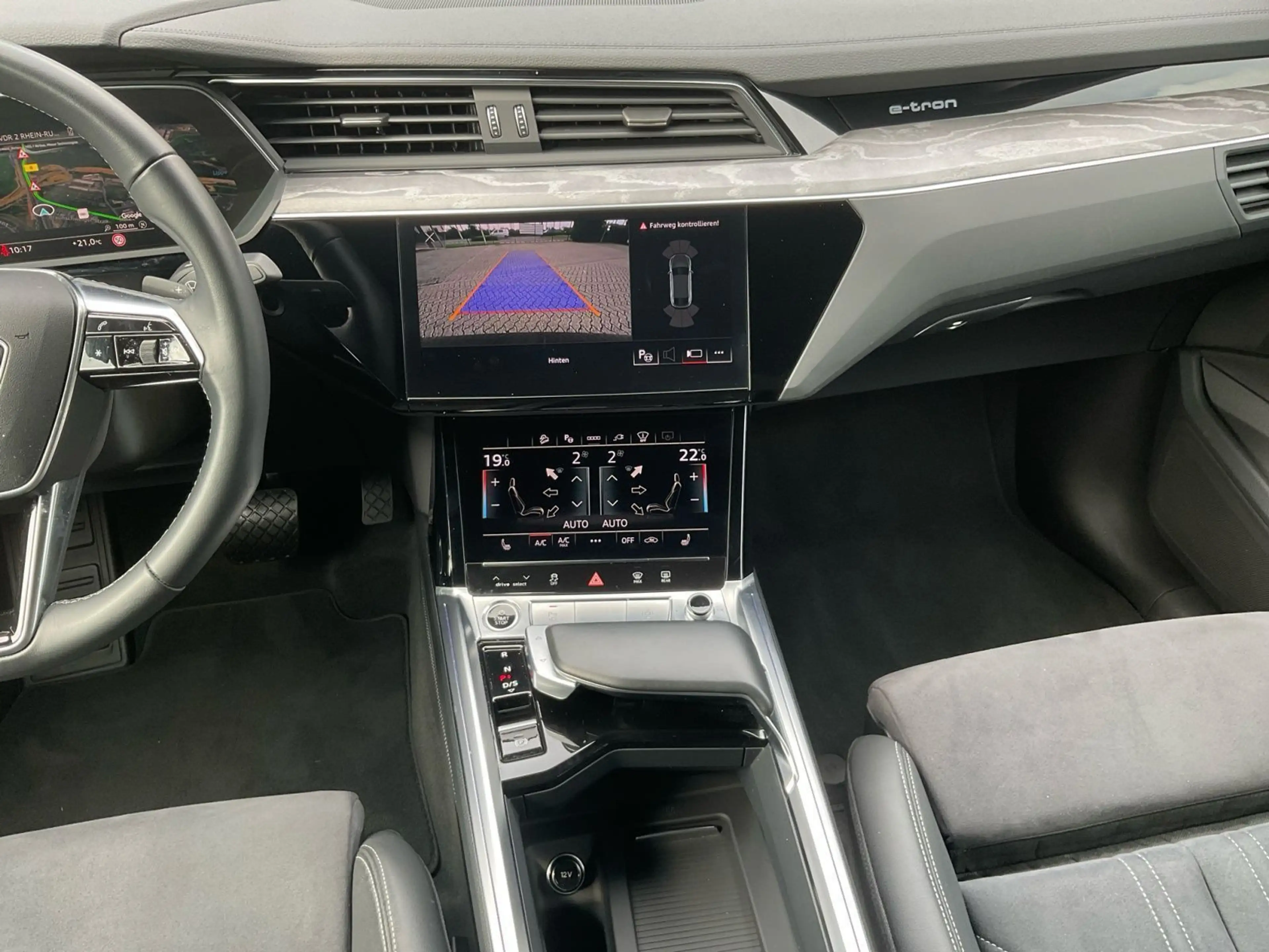 Audi Q8 e-tron 55 S line quattro Matrix AHK — photo 12