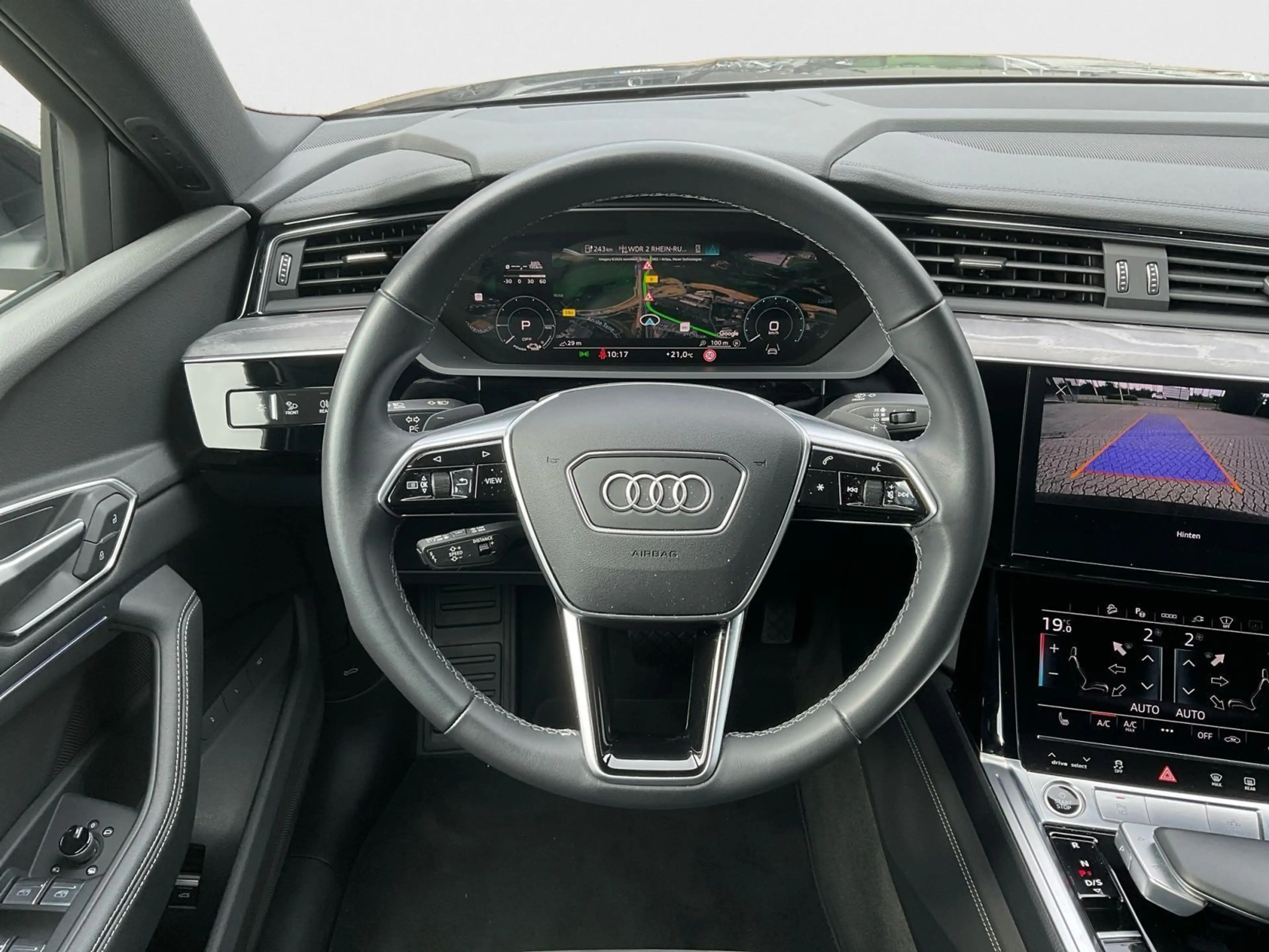 Audi Q8 e-tron 55 S line quattro Matrix AHK — photo 13