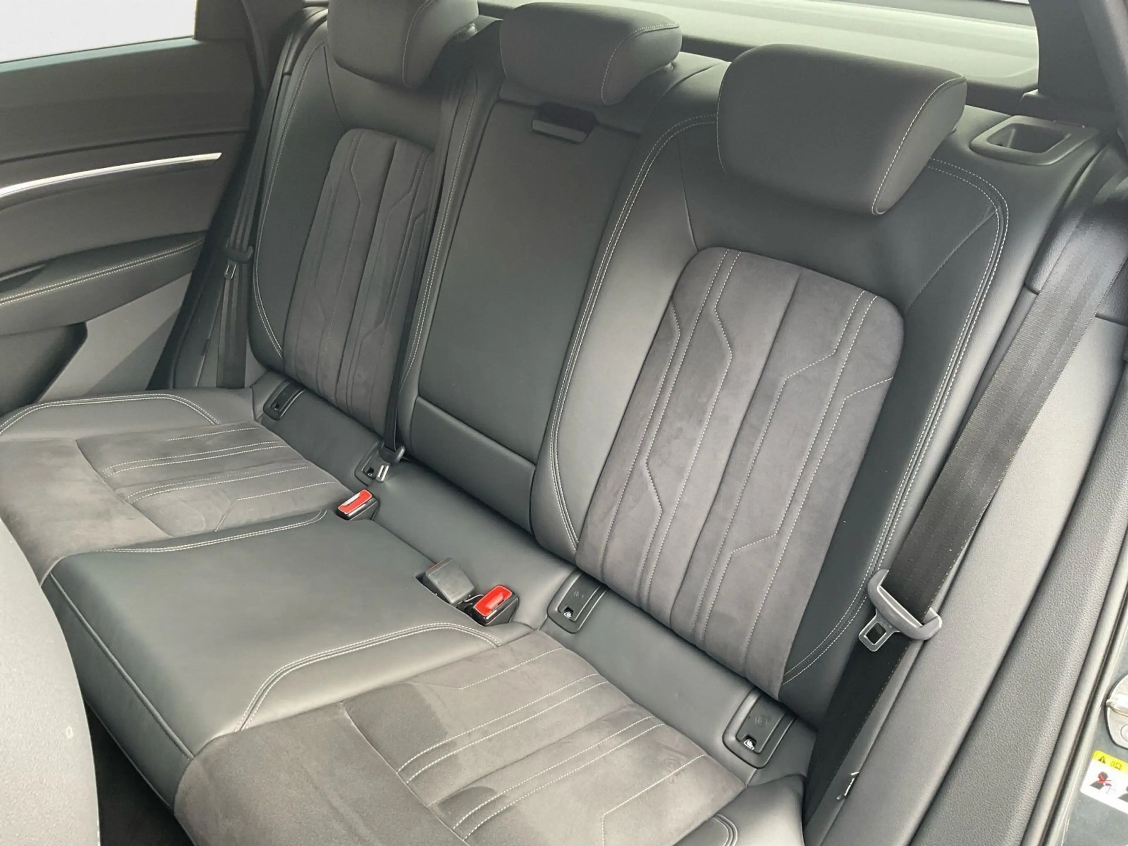Audi Q8 e-tron 55 S line quattro Matrix AHK — photo 14