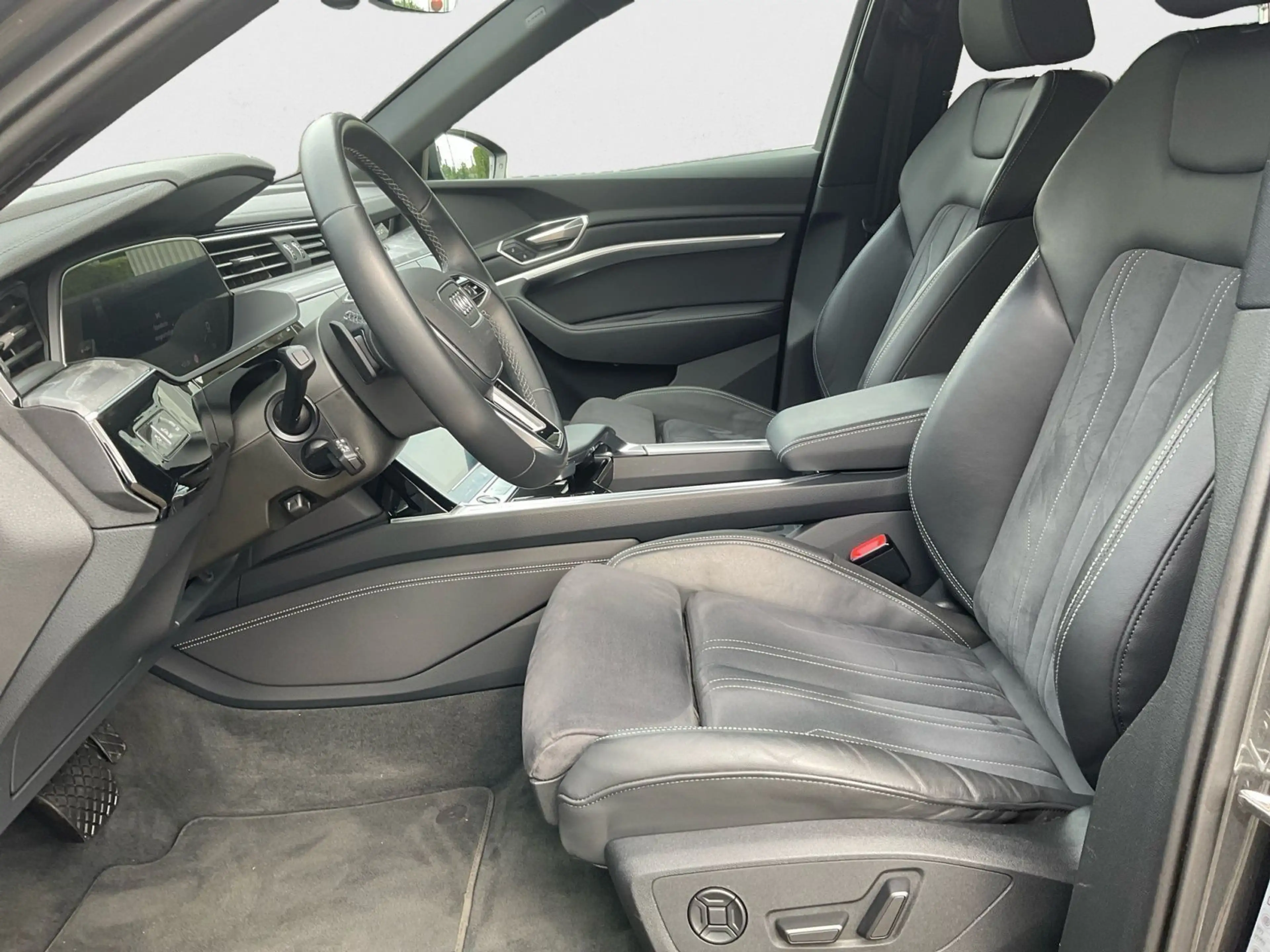 Audi Q8 e-tron 55 S line quattro Matrix AHK — photo 10