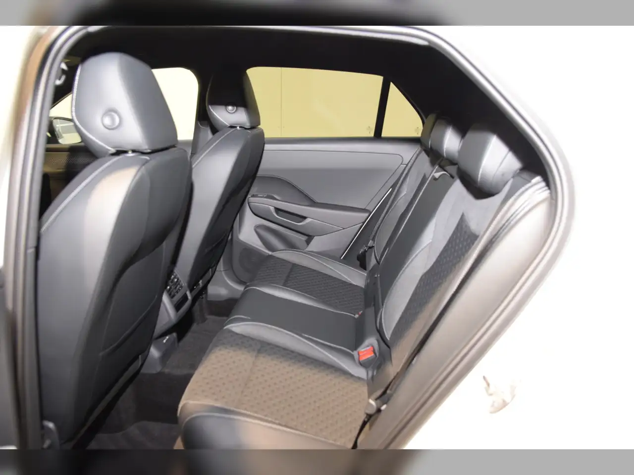 Volkswagen T-Roc NEU R-Line 1.5 l eTSI DSG 9