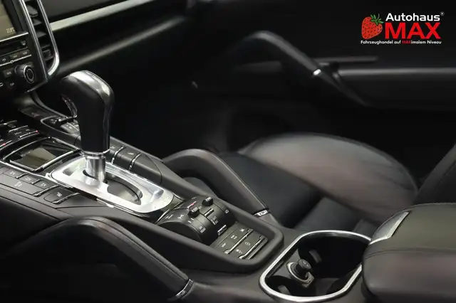 Porsche Cayenne view 13
