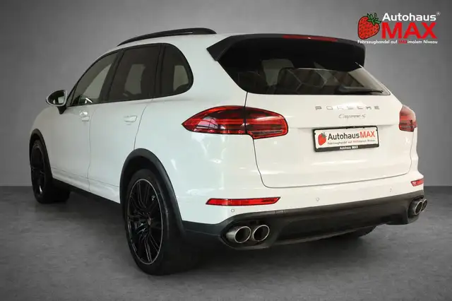Porsche Cayenne view 3