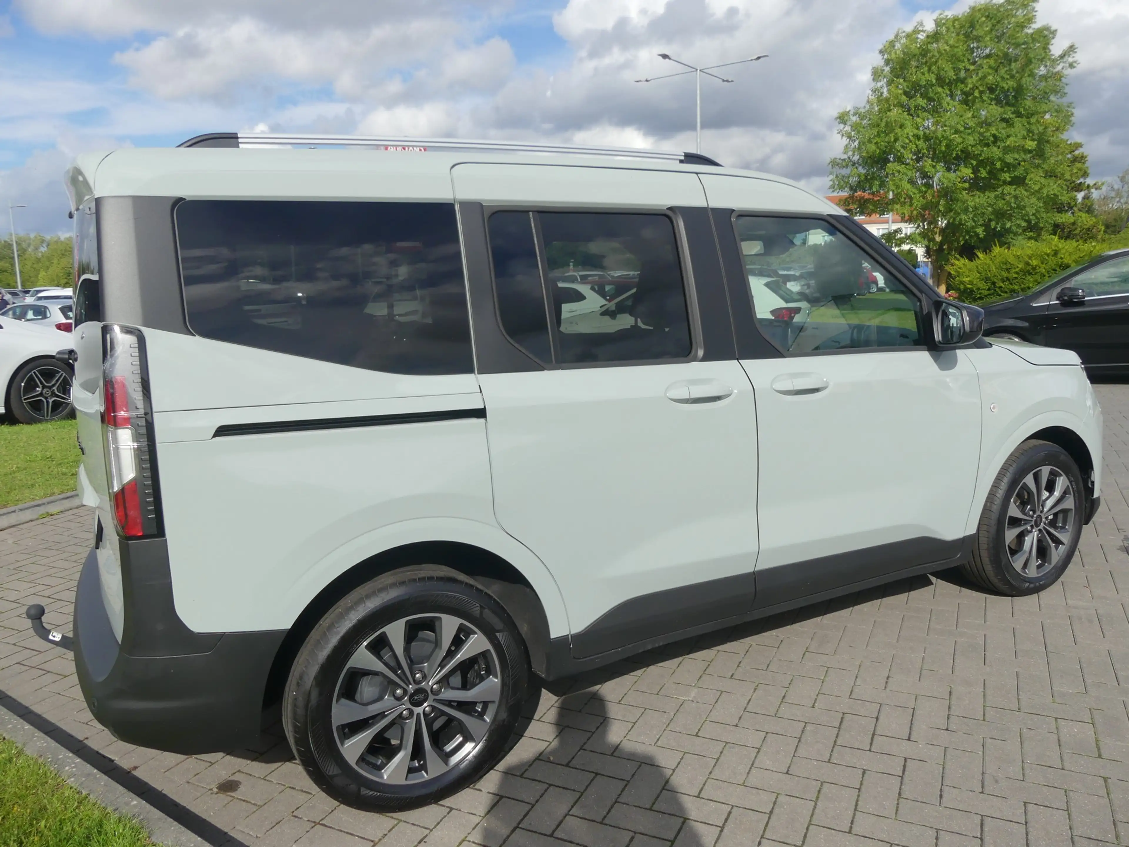 Ford Tourneo Courier Titanium 1.0 EB AHK Kamera — photo 5