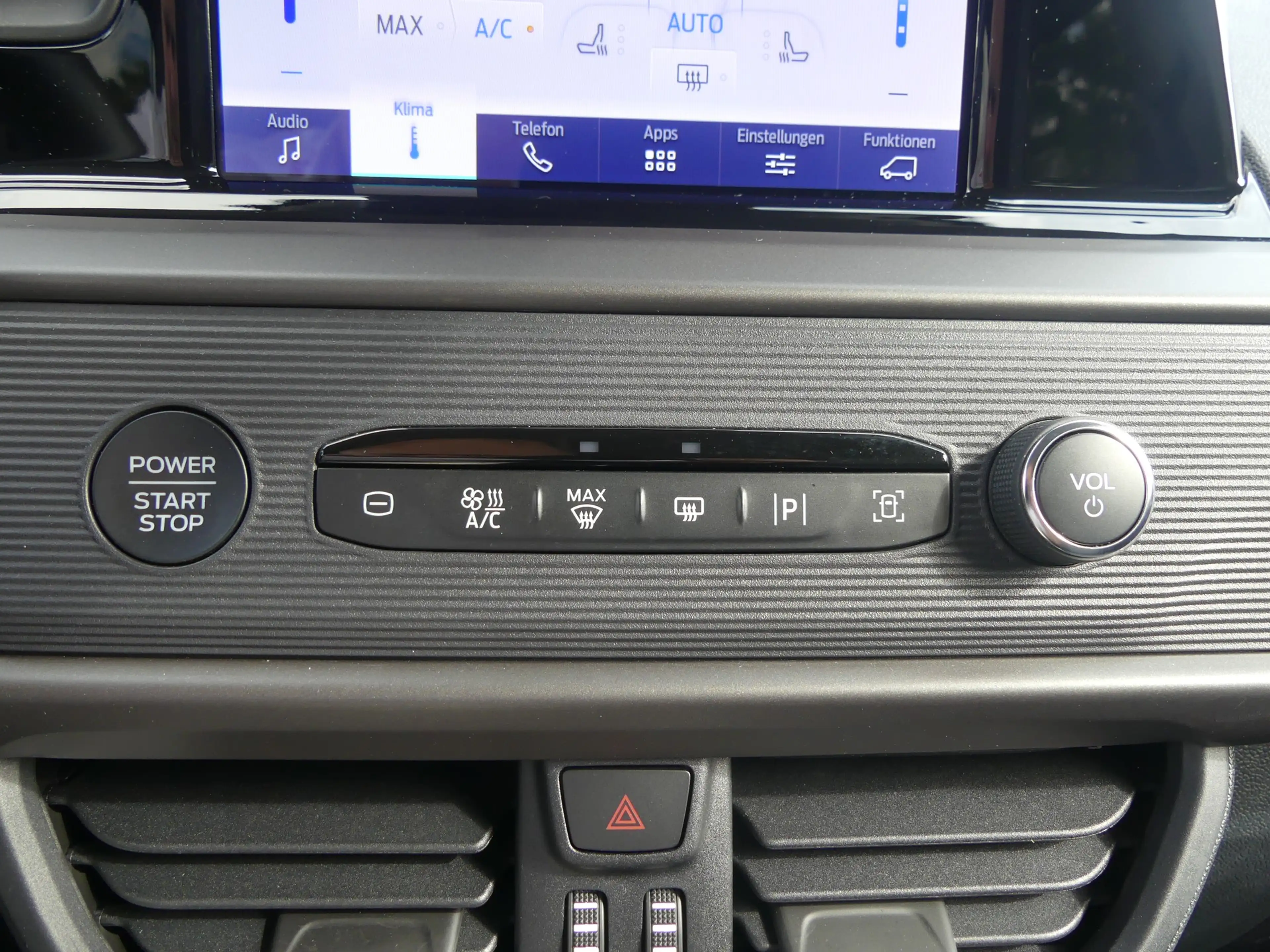 Ford Tourneo Courier Titanium 1.0 EB AHK Kamera — photo 15