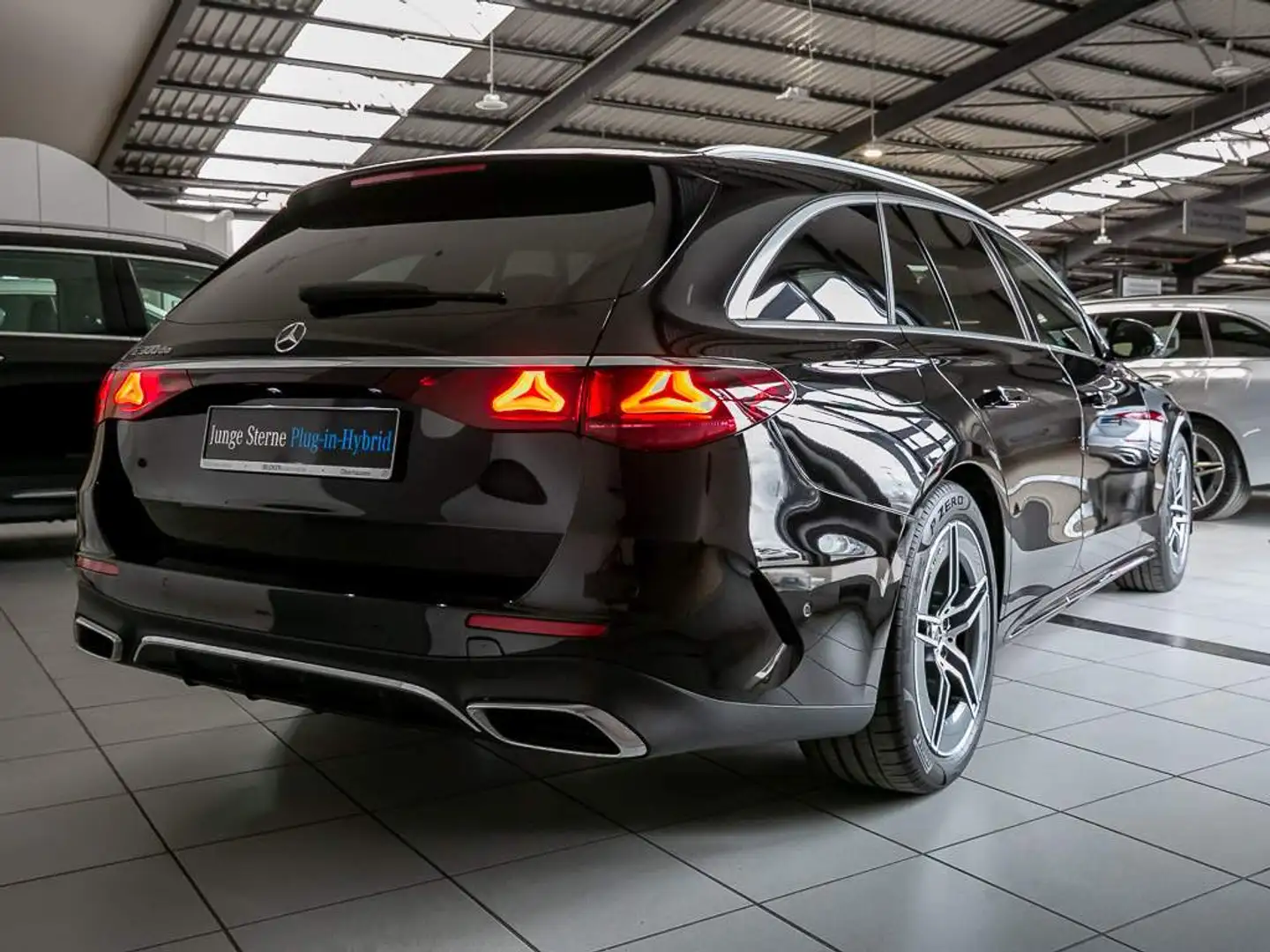 Mercedes-Benz E 300 Tde AMG ADVANCED PLUS BURMESTER 4D AHK HUD Zwart - 2