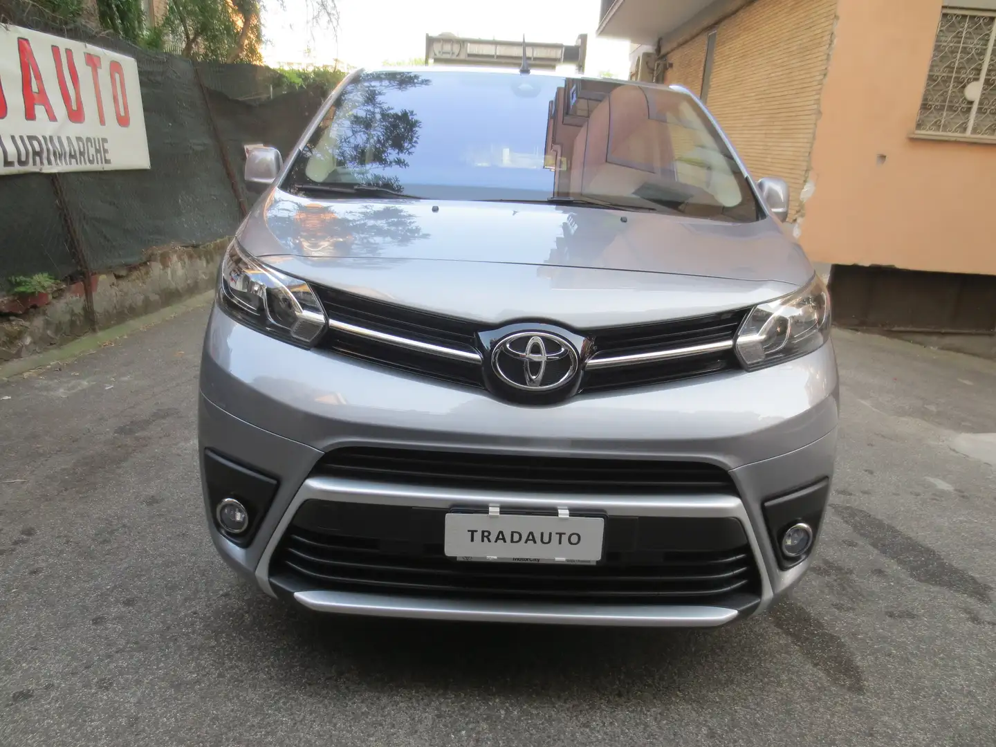 Toyota Proace VERSO 2,0 D EXECUTIVE MEDIUM 8 POSTI FINANZIAMENTO Gris - 2