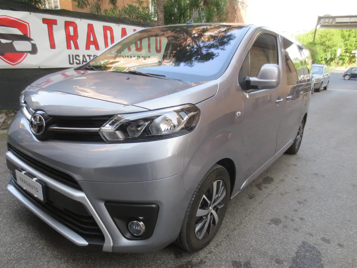 Toyota Proace VERSO 2,0 D EXECUTIVE MEDIUM 8 POSTI FINANZIAMENTO Gris - 1