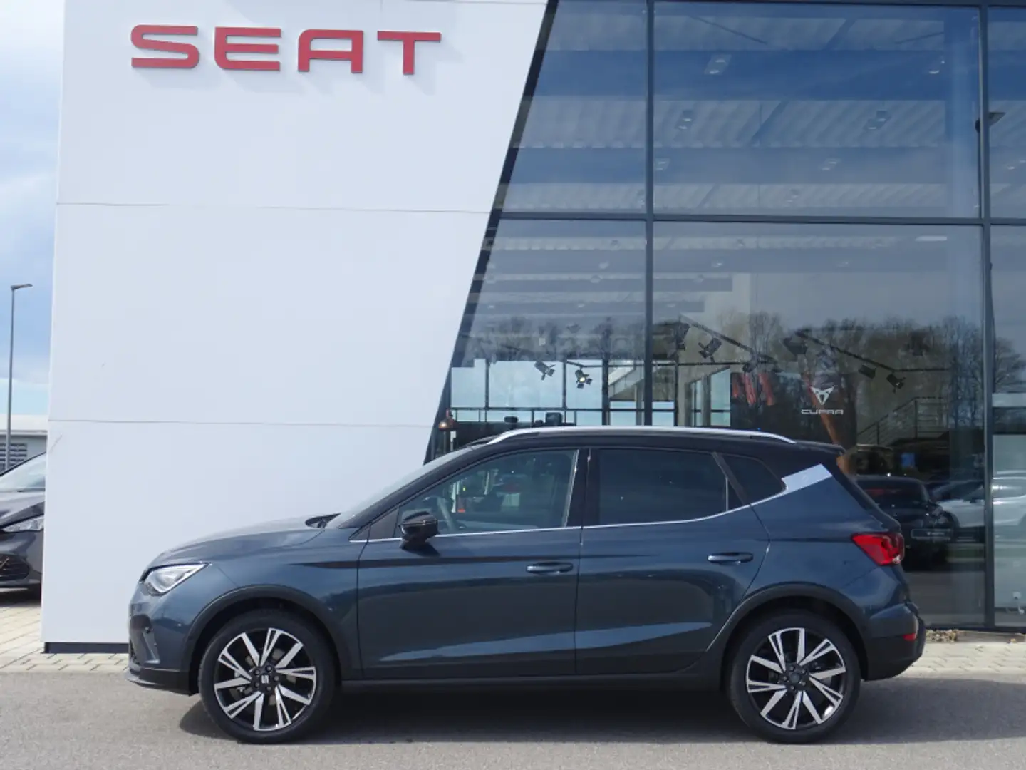 SEAT Arona Arona 1.0 TSI FR 115PS Navi ACC Totwink. 18"Alu Ke Schwarz - 1